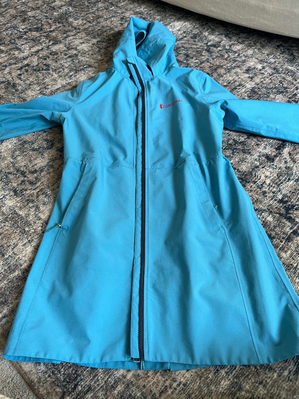 Cotopaxi Women's hooded rain shell/Jacket.